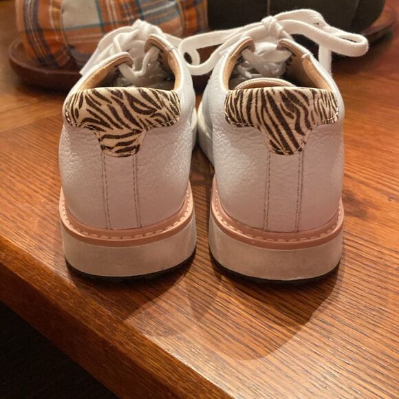 Hush puppies, sneaker, bounce plus, size 7 1/2, animal print at toe and at back - Picture 6 of 9